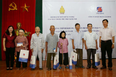 Tâm Bình khám bệnh và tặng quà cho 700 người cao tuổi ở Phú Thọ