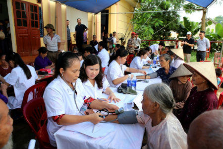 Tâm Bình khám bệnh và tặng quà cho 700 người cao tuổi ở Phú Thọ