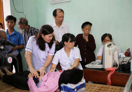 Tâm Bình khám bệnh và tặng quà cho 700 người cao tuổi ở Phú Thọ