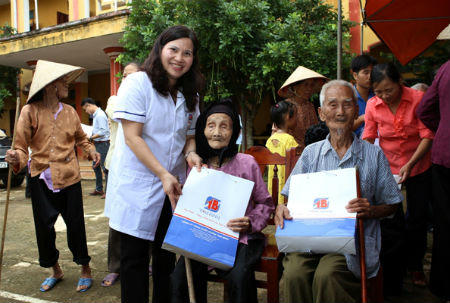 Tâm Bình khám bệnh và tặng quà cho 700 người cao tuổi ở Phú Thọ