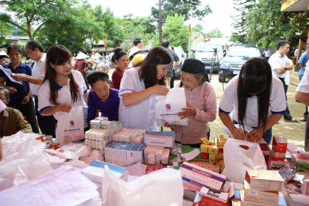 Tâm Bình khám bệnh và tặng quà cho 700 người cao tuổi ở Phú Thọ