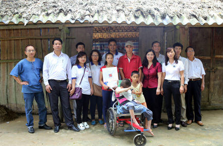 Tâm Bình khám bệnh và tặng quà cho 700 người cao tuổi ở Phú Thọ