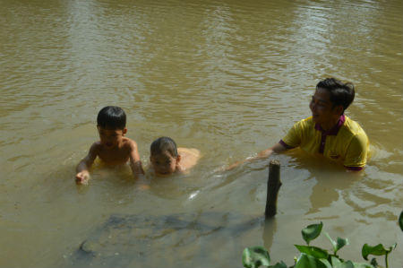 Gặp cô bé “rái cá” nổi tiếng ở Tháp Mười