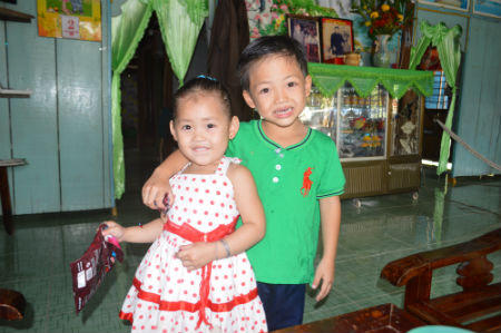 Gặp cô bé “rái cá” nổi tiếng ở Tháp Mười