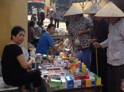 Tân dược bán như rau tại chợ quê