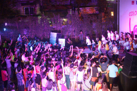 Number 1 Active cùng cộng đồng Zumba tặng sách cho trẻ vùng cao