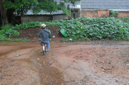 Chuyện tình cảm động của cặp đôi sinh ra mãi không chịu lớn