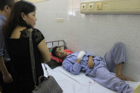 Tân Hiệp Phát thăm hỏi các chiến sỹ bị thương khi tham gia chữa cháy tại Hà Nội