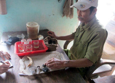 Về miền Tây xứ Thanh xem thầy bùa làm túi “đuổi ma”