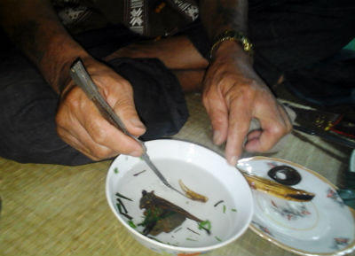 Về miền Tây xứ Thanh xem thầy bùa làm túi “đuổi ma”