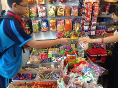 Đồ ăn Trung Quốc “bao vây” cổng trường