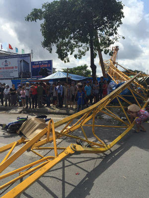 Gẫy cần cẩu, một người qua đường tử vong, hai người bị thương