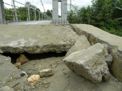 Cầu treo dân sinh vừa khánh thành 10 ngày đã lún, sụp