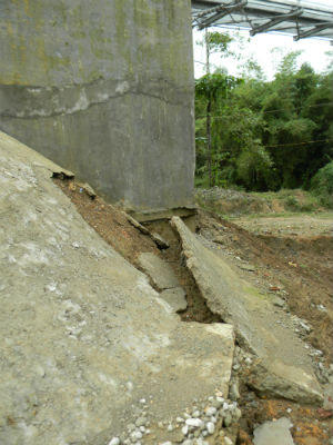 Cầu treo dân sinh vừa khánh thành 10 ngày đã lún, sụp