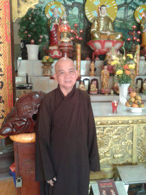 "Đức Phật sống" chữa bệnh nan y bằng cách bó thuốc