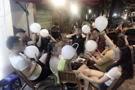 "Bóng cười" theo chân shisha, cùng DJ ra vỉa hè