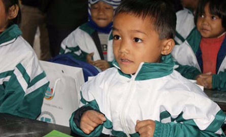 Tân Hiệp Phát tặng áo ấm cho trẻ em Quảng Bình