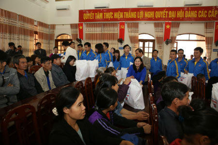 Tâm Bình: “Mang cả tâm tình đến tận… làng mình”