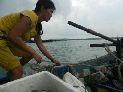Đàn bà đi biển