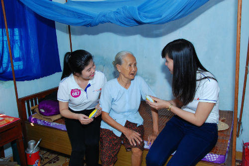 Viet Capital Bank mang "Tết yêu thương" đến Viện dưỡng lão Thị Nghè