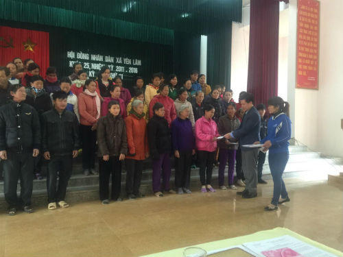 AMD Group tặng quà các hộ nghèo xã Yên Lâm