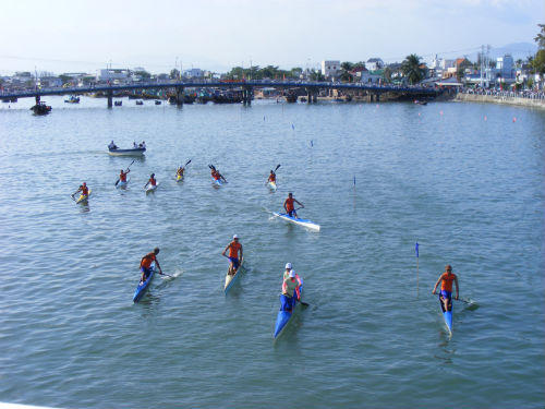 Phan Thiết: Tưng bừng lễ hội đua thuyền truyền thống 
