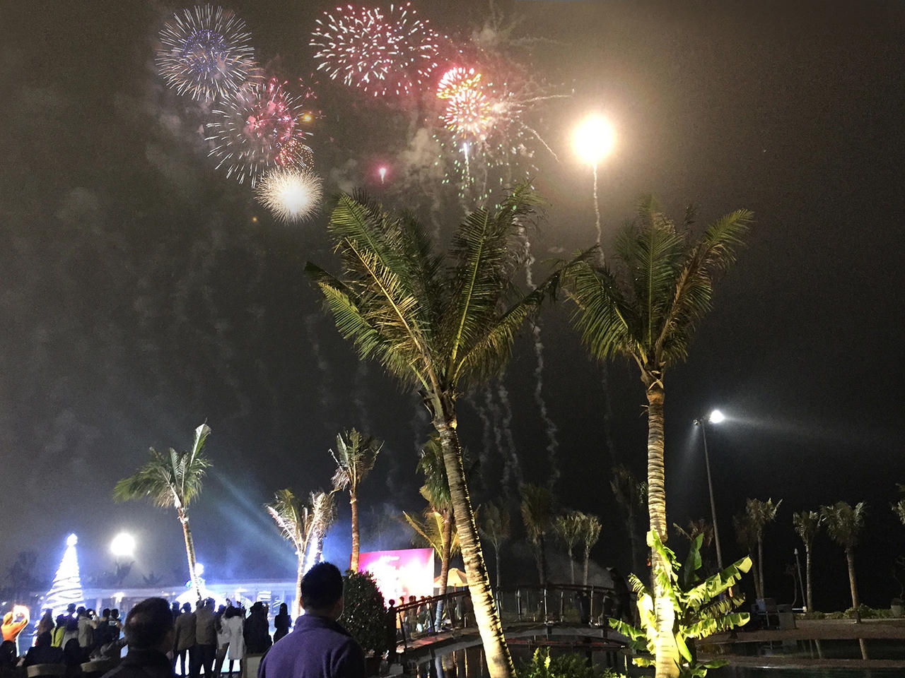 Người Việt kéo nhau đi du lịch dịp Tết cổ truyền