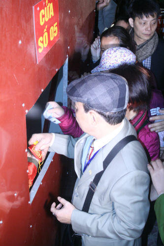 Mắt thấy, tai nghe tại lễ phát lương đền Trần Thương