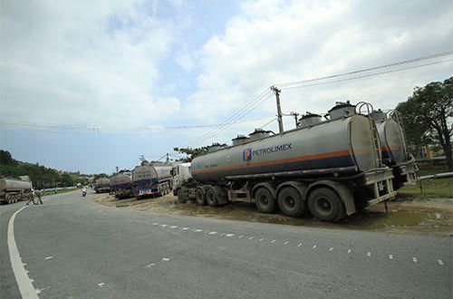 Xe chở gần 17 tấn gas lật chắn ngang đèo Hải Vân