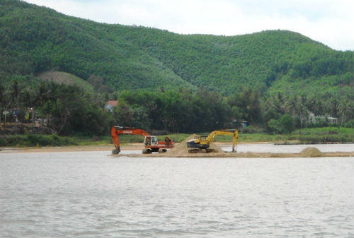 Hàng trăm hộ dân bị đe dọa do bờ sông sạt lở nghiêm trọng