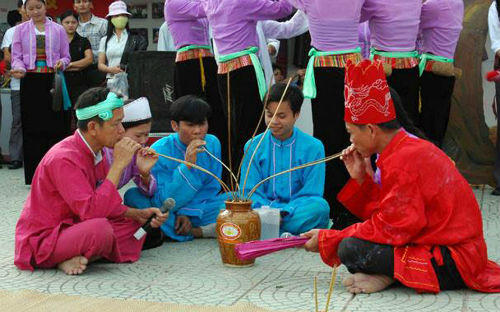 Kỳ bí tục kéo “cây thần” xứ Mường