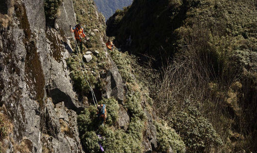 Cheo leo dọn rác quanh đỉnh Fansipan