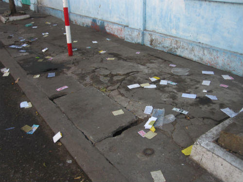 Vàng mã đưa tang "nhăm nhe" tính mạng người đi đường