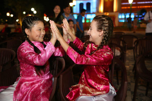 Đại sứ nhỏ tuổi nhất SOS quốc tế hát Quốc ca tại Asia Park