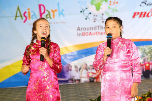 Đại sứ nhỏ tuổi nhất SOS quốc tế hát Quốc ca tại Asia Park