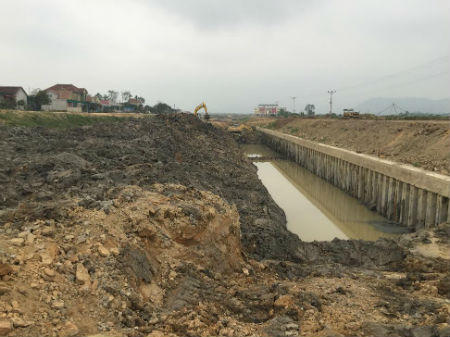 Hàng triệu người dân tiếp tục khát bên cống dẫn nước Nam Đàn