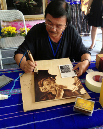 Người cuối cùng giữ hồn tranh bút lửa ở Đà Lạt