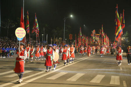 Hàng nghìn người tham gia lễ hội đường phố Việt Trì trong đêm