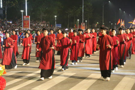 Hàng nghìn người tham gia lễ hội đường phố Việt Trì trong đêm