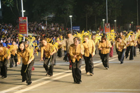 Hàng nghìn người tham gia lễ hội đường phố Việt Trì trong đêm