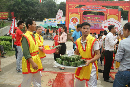 Người dân hào hứng thi làm bánh chưng, bánh dày dâng Vua Hùng
