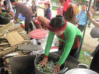 Người dân hào hứng thi làm bánh chưng, bánh dày dâng Vua Hùng