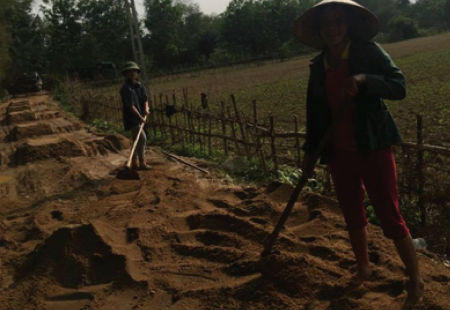 Lập 'thủ phủ' làng, thuê cả lính canh để... 'làm bậy'