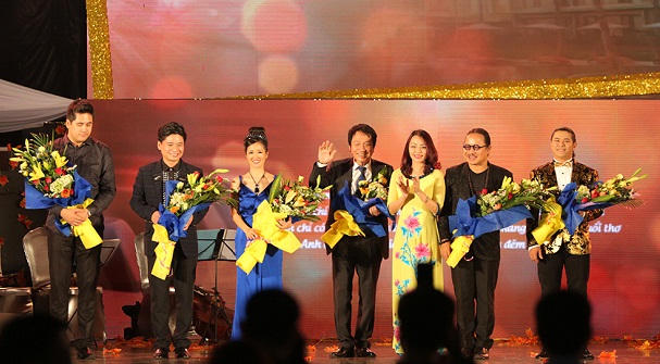 Phú Quang xúc động khi kể chuyện về mẹ