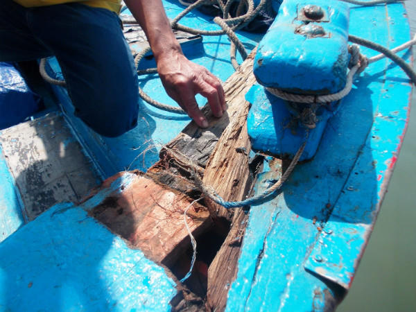 Tàu ngư dân chạy hết tốc lực để tránh vẫn bị tàu lạ đâm