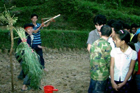 Kỳ bí lễ đuổi “người đàn bà gieo rắc đen đủi” dân tộc Mông