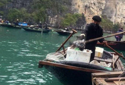 Ông lão tuổi 80 vớt rác giữa sóng nước Vung Viêng