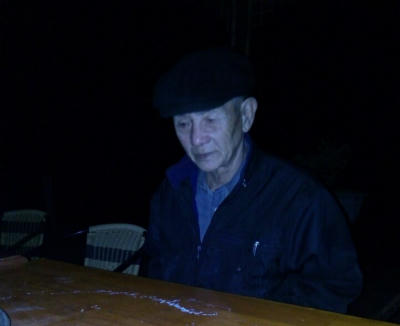 Ông lão tuổi 80 vớt rác giữa sóng nước Vung Viêng