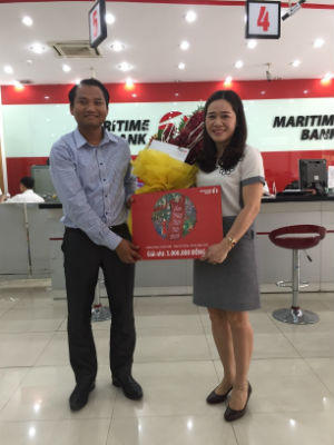 Khách hàng bất ngờ nhận thưởng “Lì xì may mắn” của Maritime Bank