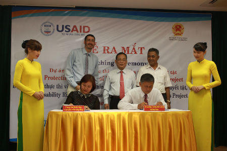 Năng lực kỳ diệu của cô gái đi học trên lưng bà